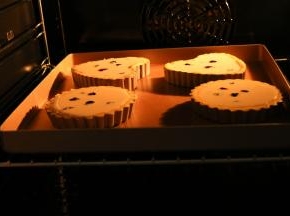 烤箱预热180度，烤30分钟左右。