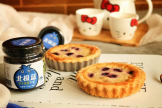 烤好的芝士派表面撒糖粉装饰一下。热食非常好吃，芝士清香浓醇，派皮香酥可口。