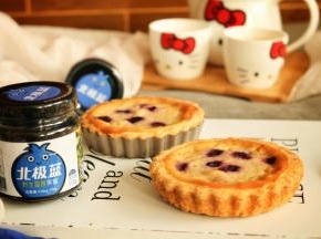 烤好的芝士派表面撒糖粉装饰一下。热食非常好吃，芝士清香浓醇，派皮香酥可口。