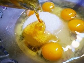 鸡蛋打入大碗 加入白糖蜂蜜