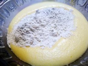 倒入低筋粉