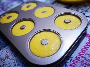 倒入模具中 震一震 放入烤箱180℃半小时