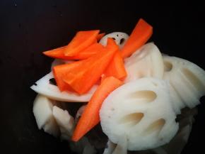 将猪骨莲藕胡萝卜倒入慢炖锅