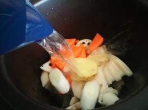 添加适量清水 炖煮2-3小时