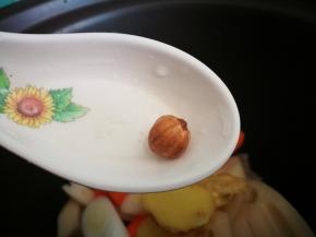 倒入葱段姜片豆蔻