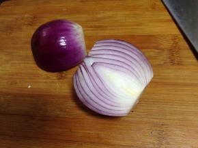 洋葱从中间切开