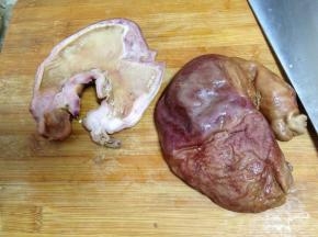 
买好的熏肚从中间平着切开