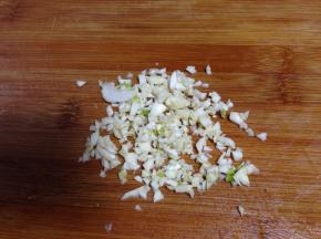 蒜切成碎粒