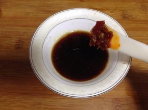 
小碗加入生抽、米醋、香油、鲜辣酱