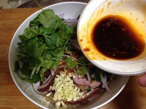 将碗汁倒入食材中拌匀即可装盘