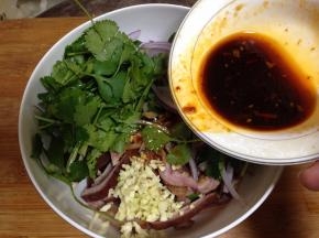 将碗汁倒入食材中拌匀即可装盘