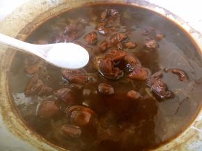 放入1勺的白糖。大火收汁。