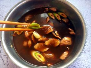 腌制好以后，把葱、姜摘出去，不要了。