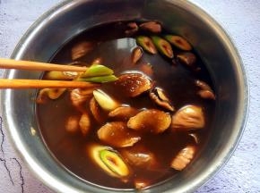 腌制好以后，把葱、姜摘出去，不要了。