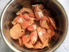 将鸡胗用清水泡一泡，然后清洗干净。