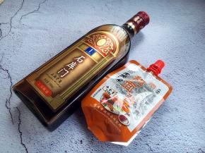 准备好黄酒和甜面酱。