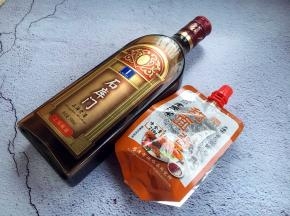准备好黄酒和甜面酱。