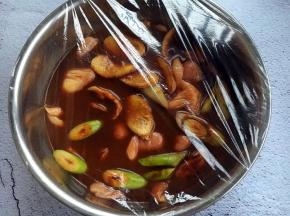 用保鲜膜包裹好，放在冰箱里冷藏腌制8个小时以上。