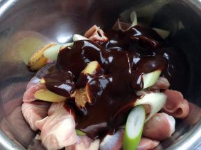 放入200g的甜面酱。