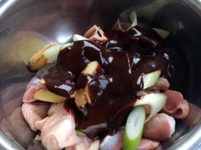 放入200g的甜面酱。