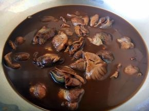 将腌制好的鸡胗连同腌制汤料一起放在锅里。