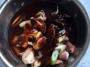 倒入200g的黄酒。