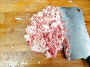 带点肥肉的猪肉洗净，剁成肉泥
