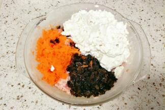 加入切碎的胡萝卜、木耳和豆腐，豆腐尽量挤干水分