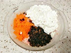 加入切碎的胡萝卜、木耳和豆腐，豆腐尽量挤干水分