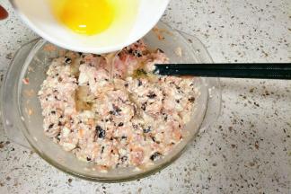 肉馅加入蛋清搅拌均匀