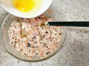 肉馅加入蛋清搅拌均匀