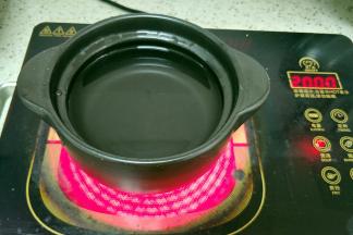 小炖锅加入适量清水或高汤烧开