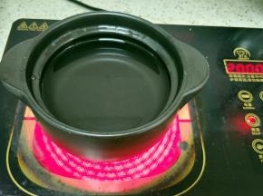 小炖锅加入适量清水或高汤烧开