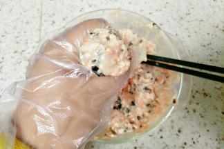 肉馅虎口挤出丸子状