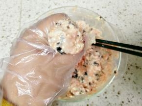 肉馅虎口挤出丸子状