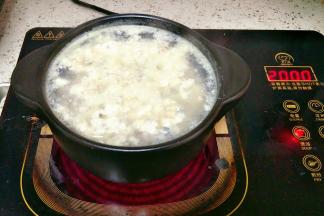 汤保持在微开状态，依次挤入丸子，全部挤好烧开