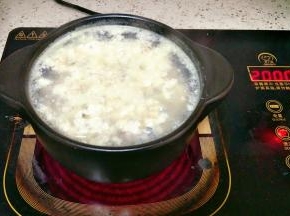 汤保持在微开状态，依次挤入丸子，全部挤好烧开
