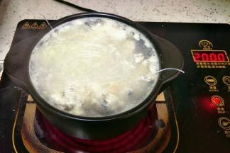 加入粉丝煮一会儿