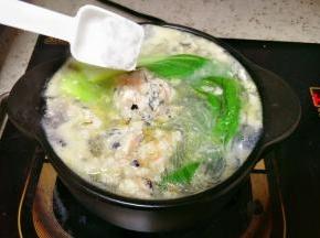 加入盐调味