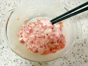 加入盐、鸡精、料酒、胡椒粉、蚝油拌匀，顺一个方向搅拌上劲