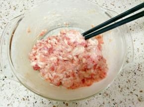加入盐、鸡精、料酒、胡椒粉、蚝油拌匀，顺一个方向搅拌上劲