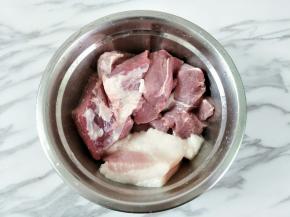 我用的猪后腿肉，肥瘦二八比例，也可以三七比例
