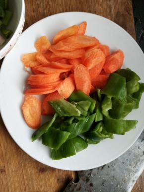 胡萝卜青椒切成片