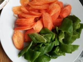 胡萝卜青椒切成片