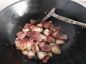 热锅入油放入肉片翻炒