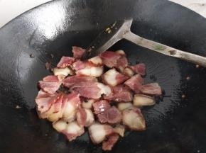 热锅入油放入肉片翻炒