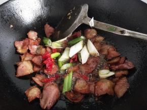 加入葱辣椒翻炒