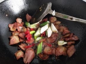 加入葱辣椒翻炒