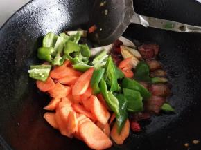 加入胡萝卜青椒片