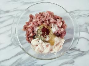 把瘦肉切成小颗粒状，肥肉剁碎，这样吃起来比较有肉感，称重加入盐、糖、蚝油、蜂蜜、生姜粉、黑胡椒、白胡椒和红曲粉。红曲粉只是上色用，可不放。